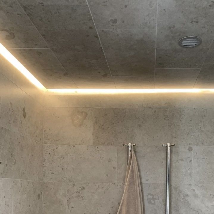 Ett kaklat badrum med belysning taket 
